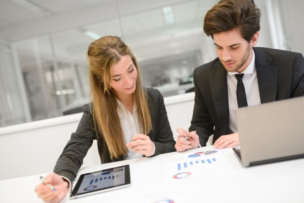 Imagenes De Jovenes Trabajando Equipo De Negocios De Jovenes